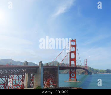Famosa sospensione rossa Golden Gate Bridge a San Francisco, Stati Uniti d'America, sulla giornata di sole. Il punto di riferimento è un must visita turistica per viaggiatori che visitano Califor Foto Stock