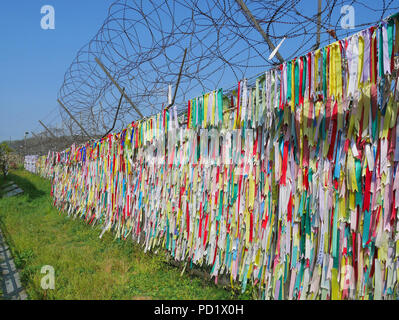 PAJU, COREA DEL SUD - 26 settembre 2017: colorato nastri di preghiera a Imjingak parco vicino a DMZ o zona demilitarizzata. Sud coreani legare questi nastri con Foto Stock