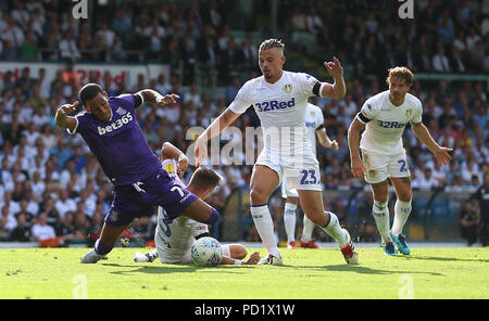 Stoke City's Tom Ince (sinistra) è imbrattata di Leeds United's Barry Douglas (seconda a sinistra) durante il cielo di scommessa match del campionato a Elland Road, Leeds. Foto Stock