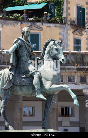 Un monumento di Carlo III di Spagna in Piazza del Plebiscito a Napoli, Italia Foto Stock