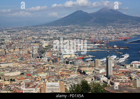 Vista spettacolare del porto di Napoli con il Vesuvio sullo sfondo - Visto da Castel Sant'Elmo a Napoli, Italia Foto Stock