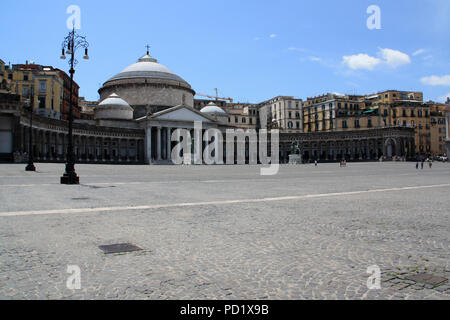 Basilica di San Francesco di Paola in Piazza del Plebiscito a Napoli, Italia Foto Stock