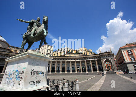 Un monumento di Carlo III di Spagna e i colonnati della basilica di San Francesco di Paola in Piazza del Plebiscito a Napoli, Italia Foto Stock