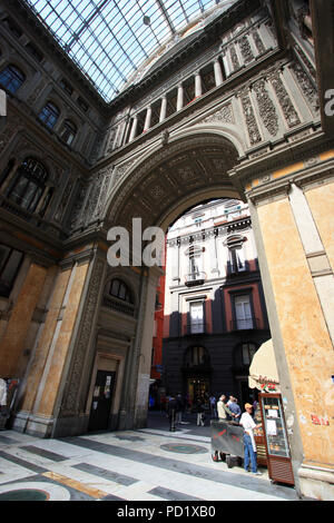 Porta all'interno del centro commerciale Galleria Umberto I di Napoli, Italia Foto Stock