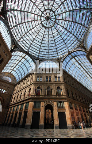 Vista interna della cupola del centro commerciale Galleria Umberto I di Napoli, Italia Foto Stock