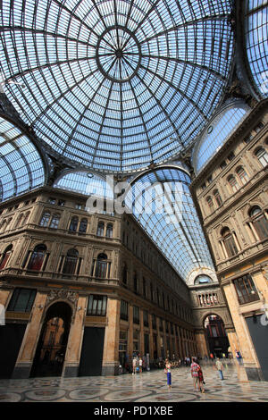 Vista interna della cupola del centro commerciale Galleria Umberto I di Napoli, Italia Foto Stock