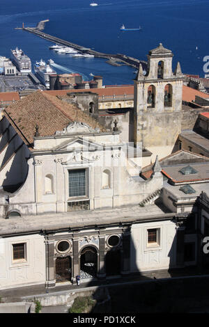 Splendida vista della Certosa di San Martino monastero complesso da Castel Sant'Elmo a Napoli, Italia Foto Stock