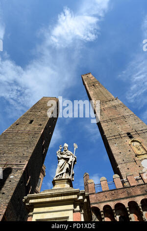 Torre della Garisenda, Statua di San Petronio e la Torre degli Asinelli, Bologna, regione Emilia Romagna, Italia simboli medievali di Bologna Due Torri (Due Torri), Foto Stock