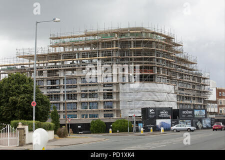 Lavori di costruzione per costruire appartamenti sul sito di quello che era il Broadway Hotel Blackpool Lancashire England Regno Unito GB. Foto Stock