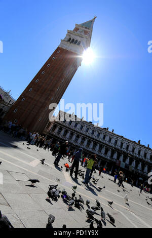 Il Campanile e le Procuratie di piazza San Marco a Venezia, Italia Foto Stock
