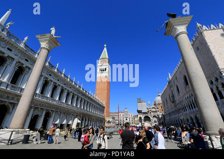Il Campanile di San Marco colonne, le Procuratie, Jacopo Sansovino Biblioteca e il Palazzo Ducale visto dalla piazzetta di Venezia, Italia Foto Stock