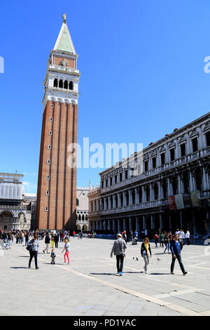 Il Campanile e le Procuratie di piazza San Marco a Venezia, Italia Foto Stock