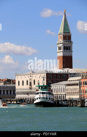 Il Campanile ed il Palazzo Ducale visto dal lungomare contrapposte a Venezia, Italia Foto Stock