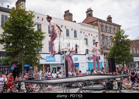 Gruppo acrobatico,Max Calaf Seve, che ha eseguito DIP, che aria inclusa la torsione di acrobazie sul trampolino a Stockton on Tees Festival,l'Inghilterra,UK Foto Stock