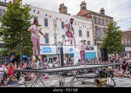 Gruppo acrobatico,Max Calaf Seve, che ha eseguito DIP, che aria inclusa la torsione di acrobazie sul trampolino a Stockton on Tees Festival,l'Inghilterra,UK Foto Stock