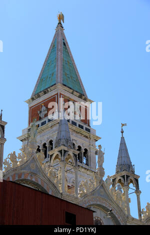 Il campanile e la Basilica Cattedrale Patriarcale di San Marco a Venezia, Italia Foto Stock