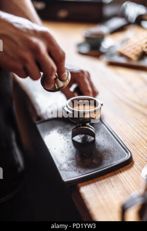 La polvere di caffè nella manomissione. Il caffè con dispositivo antimanomissione Foto Stock