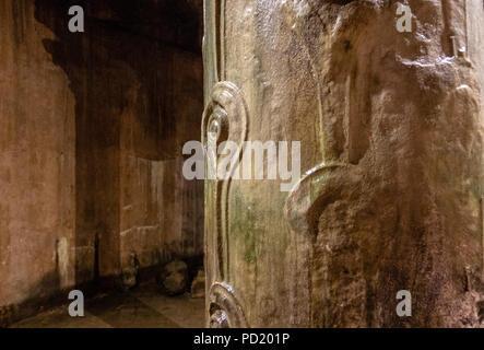 La Gallina colonna Occhio all'interno della Basilica Cistern, una cisterna bizantina di Istanbul, Turchia Foto Stock