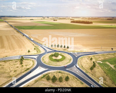 Rotonda drone vista aerea con veicoli che aleggia intorno al cerchio di traffico lane, Francia paese rurale laterale del trasporto su strada, giorno di estate, auto Foto Stock