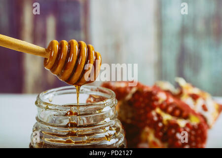 Rosh hashanah jewish Anno Nuovo Concetto di vacanza. shofar, miele e melograno simboli tradizionali Foto Stock