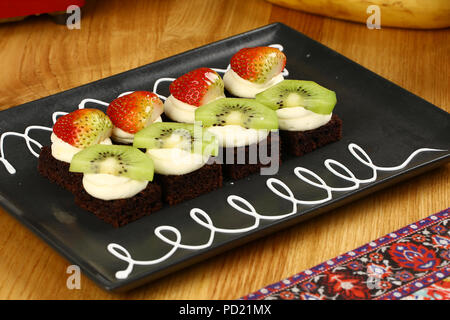 Eclairs frutta, pasticcini assortiti Foto Stock