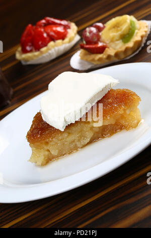 Dolce turco ekmek kadayifi, pudding di pane con crema di latte Foto Stock