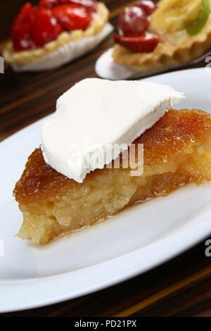 Dolce turco ekmek kadayifi, pudding di pane con crema di latte Foto Stock
