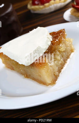 Dolce turco ekmek kadayifi, pudding di pane con crema di latte Foto Stock