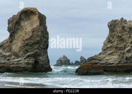 Le formazioni rocciose e il mare gli stack come uccelli isole al Bandon Beach, US Route 101, Oregon Coast, Stati Uniti d'America. Foto Stock