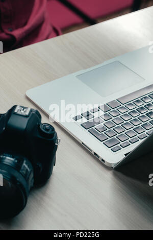 Tavolo di lavoro del fotografo. nuove tecnologie concetto. strumenti utili per camerist Foto Stock