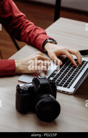Uomo che utilizza nuovi gadget al lavoro. close up vista laterale foto ritagliata. Il processo di lavorazione Foto Stock