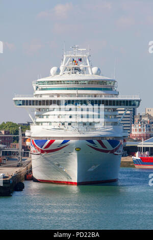 Azura nave da crociera azionato da P & O Cruises e di proprietà di Carnival plc ancorata a Southampton docks in Inghilterra, Regno Unito Foto Stock