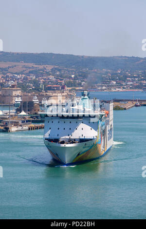 MS Moby Tommy fast passeggeri roll-on roll-off roro cruise ferry, di proprietà di Moby Lines del porto di Civitavecchia in Italia Foto Stock