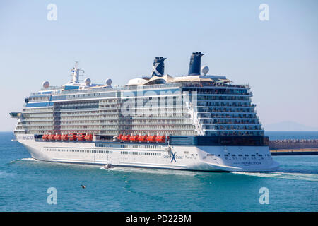 La riflessione della celebrità di Celebrity Cruises presso il porto di Civitavecchia una città costiera a nord-ovest di Roma, in Italia Foto Stock