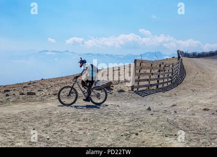 Mountain bike in estate dalla parte superiore dell'area sciistica di Mammoth Mountain Ski Area. Una delle molte attività estive nella zona. Foto Stock