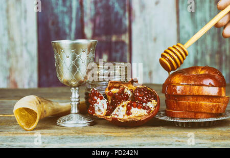 Rosh hashanah jewesh Concetto di vacanza - shofar, torah prenota, miele, apple e melograno su un tavolo di legno. tradizionali simboli di vacanza. Foto Stock