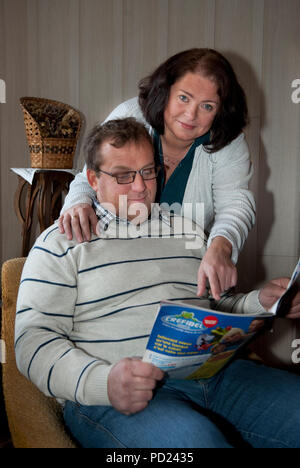 Christophe Victor e il suo nuovo partner Anne-Michelle, i partecipanti della televisione reality show L'Amour Est Dans Le Pré sul belga RTL-TVI channel Foto Stock