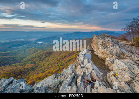 Autunno vista al tramonto dal piccolo uomo pietroso scogliere, lungo l'Appalachian Trail nel Parco Nazionale di Shenandoah, Virginia Foto Stock