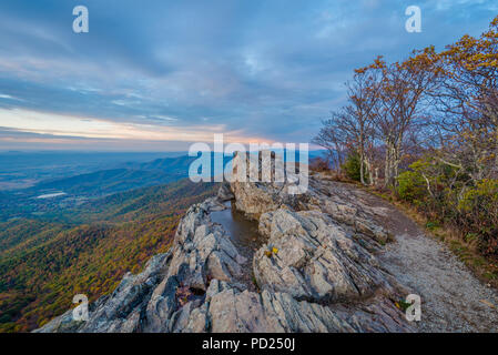 Autunno vista al tramonto dal piccolo uomo pietroso scogliere, lungo l'Appalachian Trail nel Parco Nazionale di Shenandoah, Virginia Foto Stock