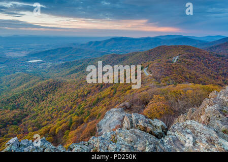 Autunno vista al tramonto dal piccolo uomo pietroso scogliere, lungo l'Appalachian Trail nel Parco Nazionale di Shenandoah, Virginia Foto Stock