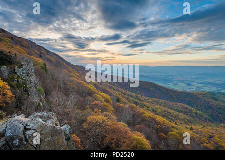 Blue Ridge vista al tramonto dal piccolo uomo pietroso scogliere, lungo l'Appalachian Trail nel Parco Nazionale di Shenandoah, Virginia Foto Stock