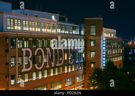 Vista di Bond Street Wharf di notte, in Fells Point, Baltimore, Maryland Foto Stock