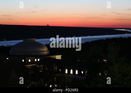Cayuga Lake al tramonto come si vede dalla Cornell University con la cupola di Sibley Hall in primo piano. Foto Stock