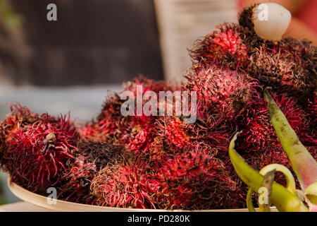 Rambutan con buccia di colore rosso di rambutan, rambutan deliziosi. Foto Stock