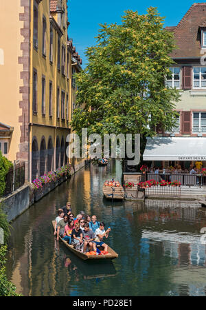 Barca sul canale del fiume Lauch, Piccola Venezia (La Petite Venise), Colmar, Francia Foto Stock