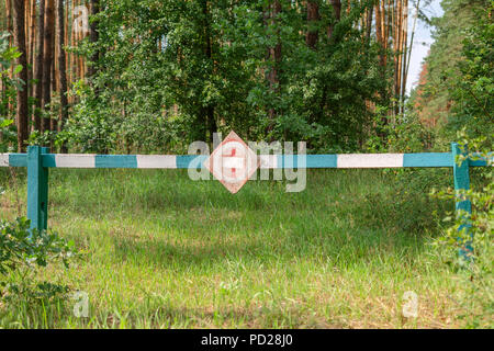 Segno territoriale. Legno verde e bianca a strisce di barriera nella foresta. Area della foresta di designazione. All'esterno. Close-up. Foto Stock