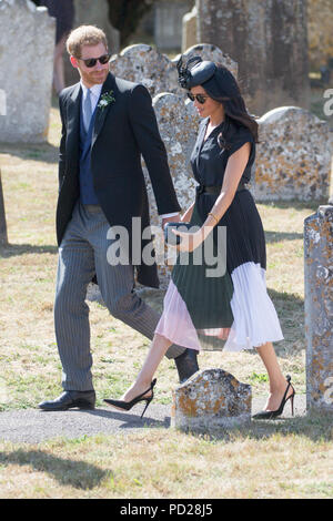 Foto datata 4 agosto 2018 mostra Meghan Markle, la Duchessa di Sussex, e il Principe Harry lasciando il matrimonio di Charlie Van Straubenzee e Daisy Jenks alla Chiesa di Santa Maria la Vergine, Frensham, Surrey, il Sabato pomeriggio. Il principe Harry, il duca di Sussex, era l'uomo migliore ed era accompagnato da sua moglie Meghan, la duchessa di Sussex. Foto Stock