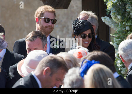 Foto datata 4 agosto 2018 mostra Meghan Markle, la Duchessa di Sussex, e il Principe Harry lasciando il matrimonio di Charlie Van Straubenzee e Daisy Jenks alla Chiesa di Santa Maria la Vergine, Frensham, Surrey, il Sabato pomeriggio. Il principe Harry, il duca di Sussex, era l'uomo migliore ed era accompagnato da sua moglie Meghan, la duchessa di Sussex. Foto Stock