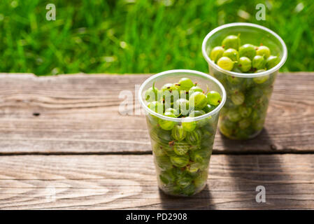 Ribes in scatole di plastica su un tavolo di legno Foto Stock