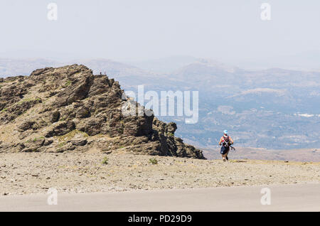 L'uomo trail running, Sierra Nevada, nella stagione estiva. Granada, Andalusia, Spagna. Foto Stock